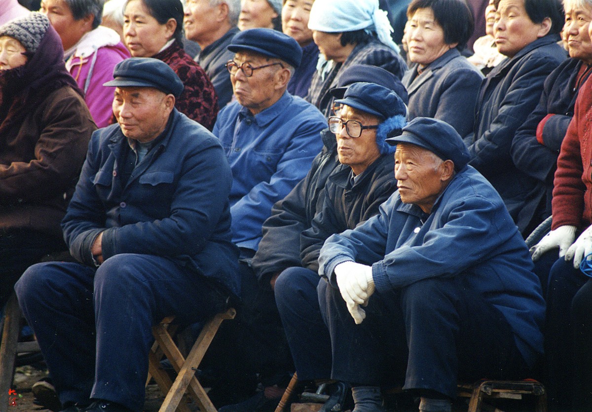 老照片:十四年前的冬日,老百姓在泥泞中看戏