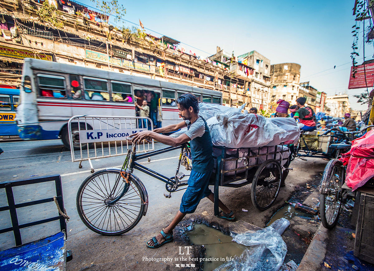 印度有很多奇葩之事,来看印度奇葩的棒棒军