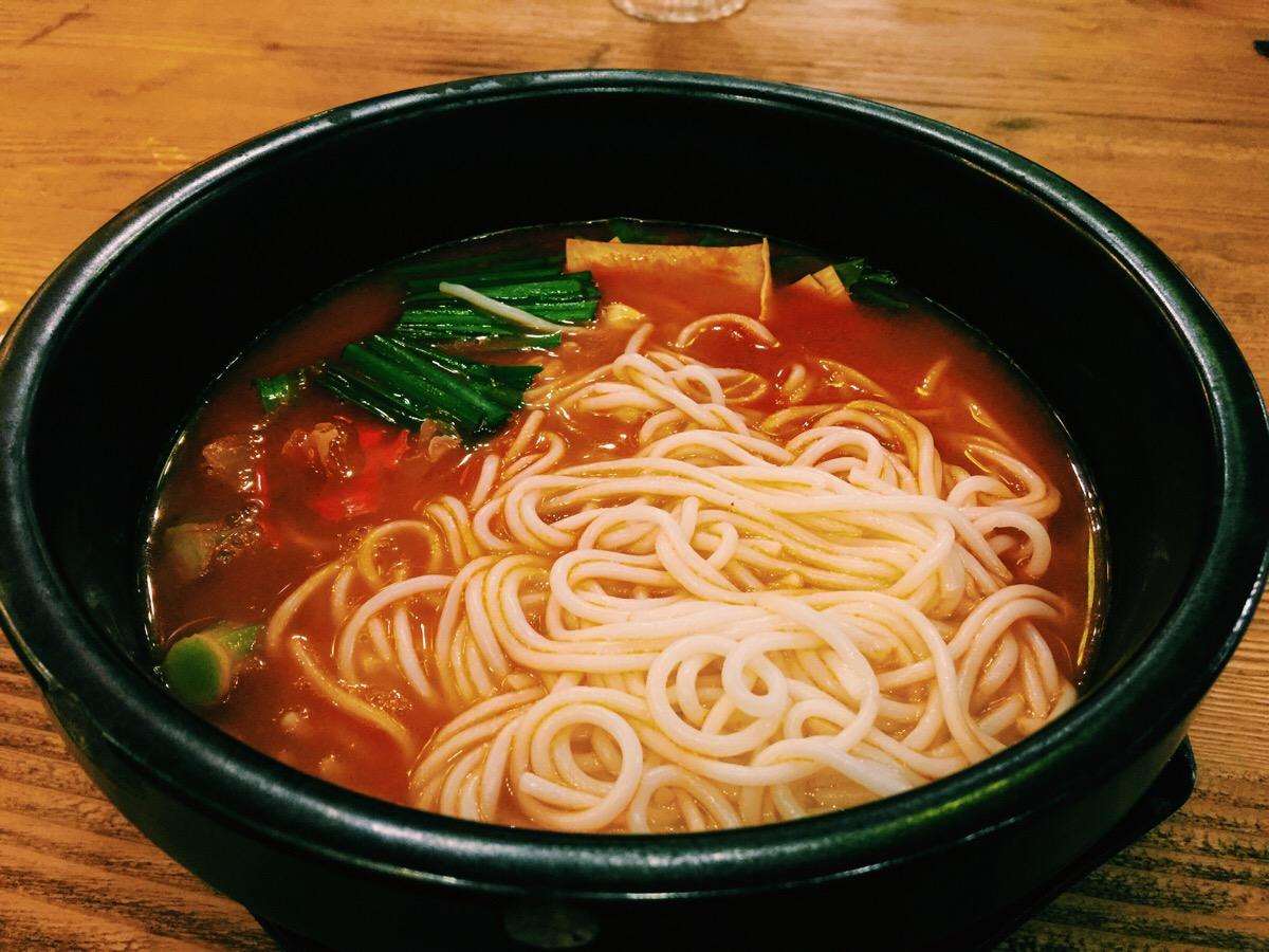 之所以北方人近些年才听说过桥米线,原因就在于这种小吃属于云南的