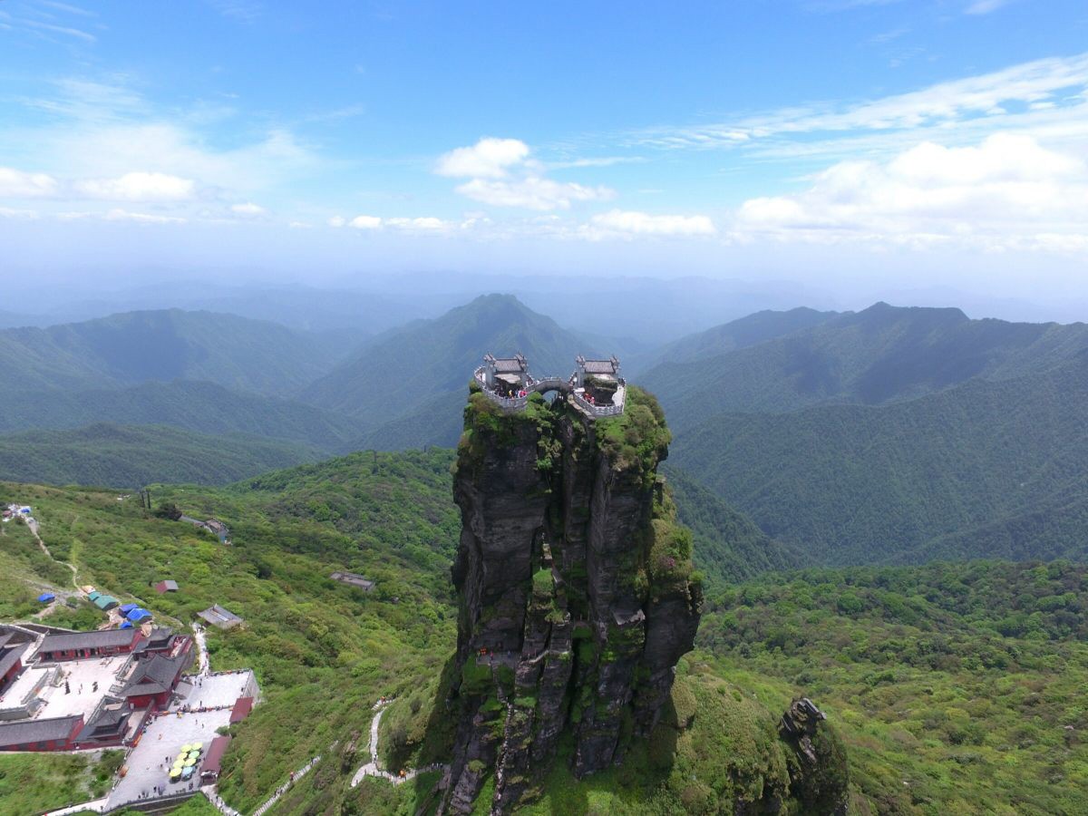 位于贵州省东北部的铜仁地区,主峰红云金顶海拔2336米,最高峰凤凰山