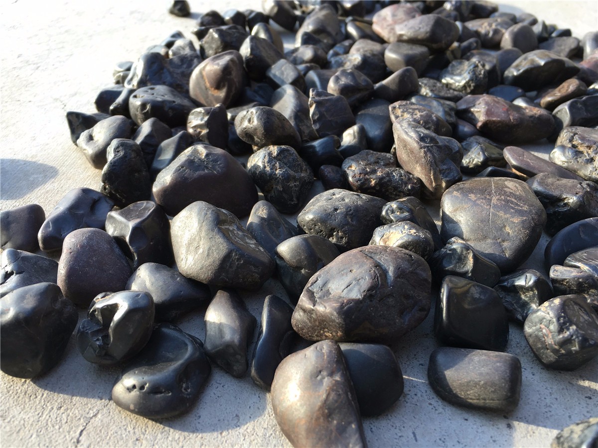 黄河边村民捡的陨石论斤卖 小的一斤10元