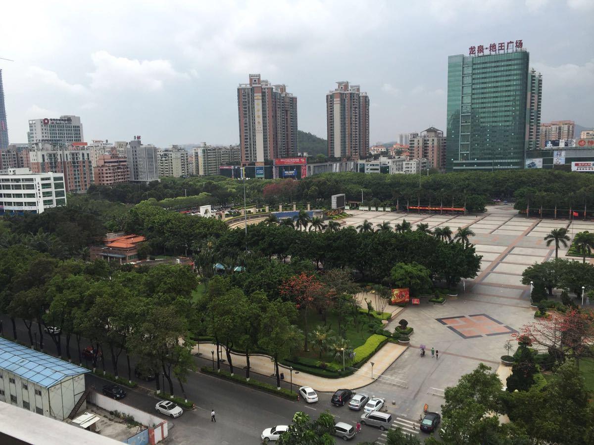 东莞长安最大休闲广场, 是一个容纳万人集会的广场