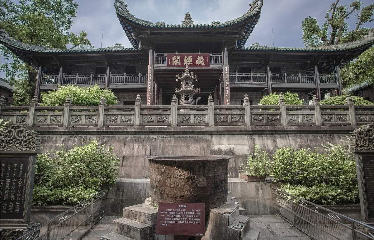 7公里的曹溪之畔,距离韶关市区南约24公里南华寺是中国佛教名寺之一