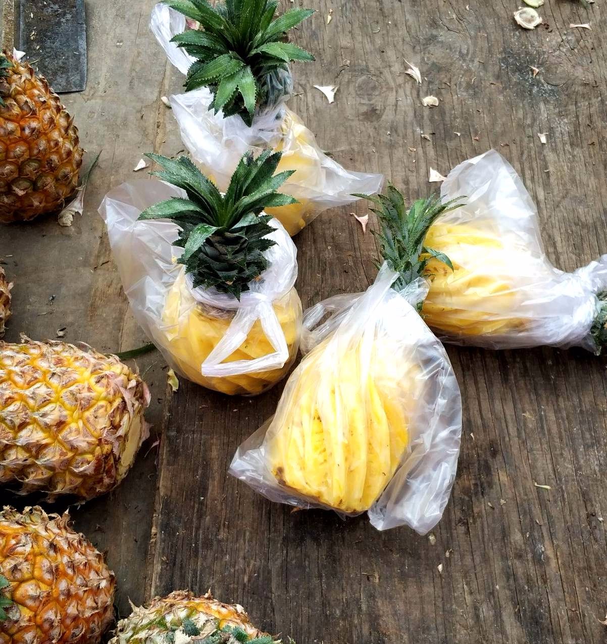 有个顾客一下买了4个菠萝,一个5元,一共花了20元,说回家分着吃.