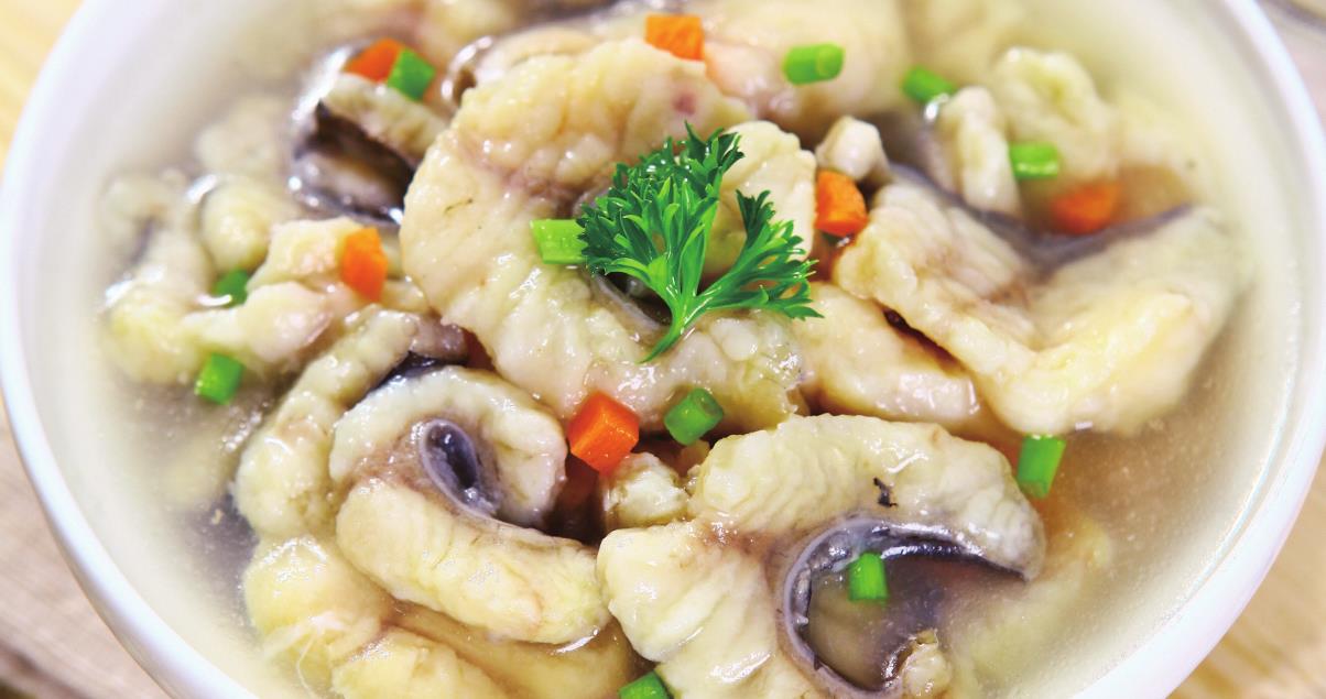 年夜饭试试羊骨汤焯鱼片 汤汁乳白,鱼肉滑嫩,味道鲜美