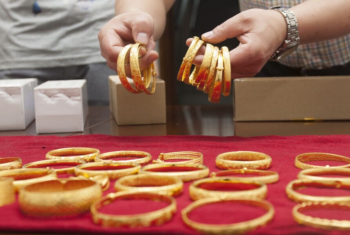 小姑子偷我首饰被我和老公当场抓包,打开她包后,我含泪提离婚