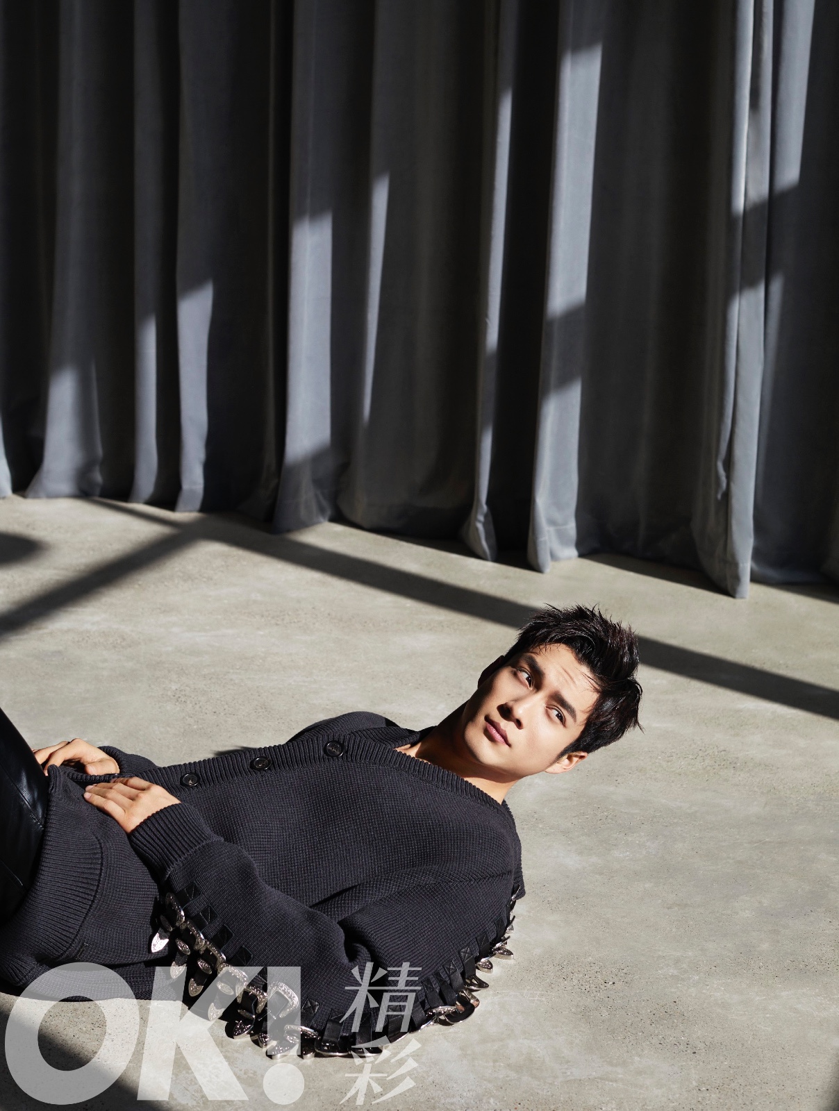 精彩》三月封面 小秀肌肉尽显硬汉本色