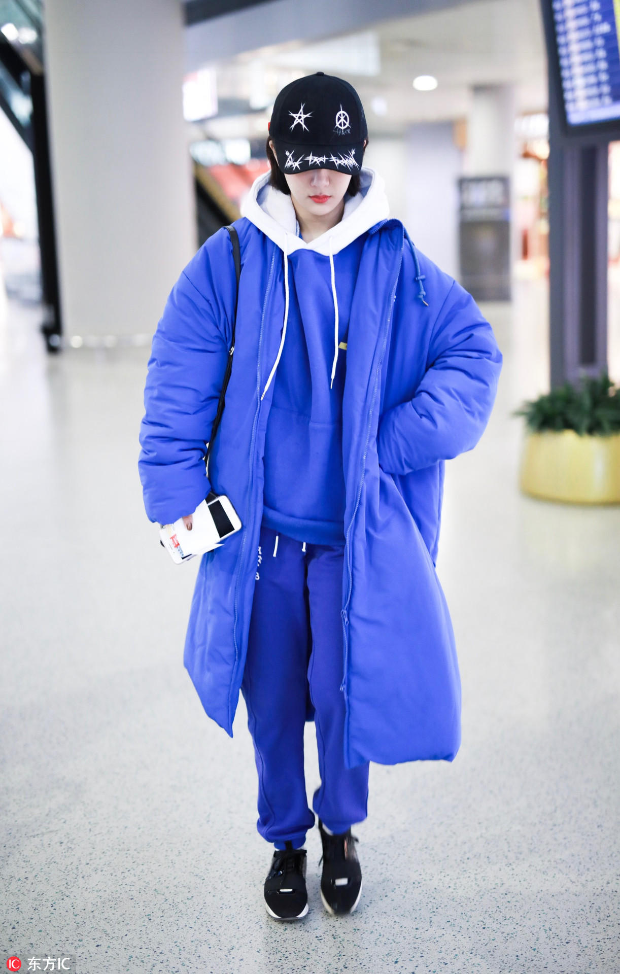 杨紫穿这一身宝蓝色棉服出门 真不怎么好看