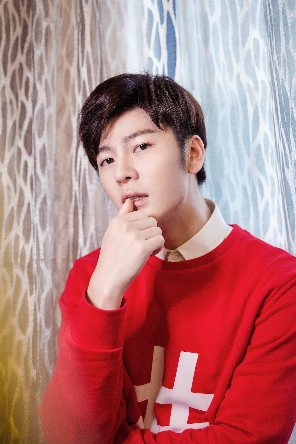 王嘉大雪天穿薄衣现身杭州 英姿挺拔迷倒广场舞大妈