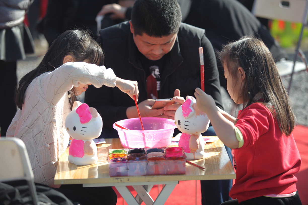 男子在庙会摆摊做石膏彩绘 日入三四千