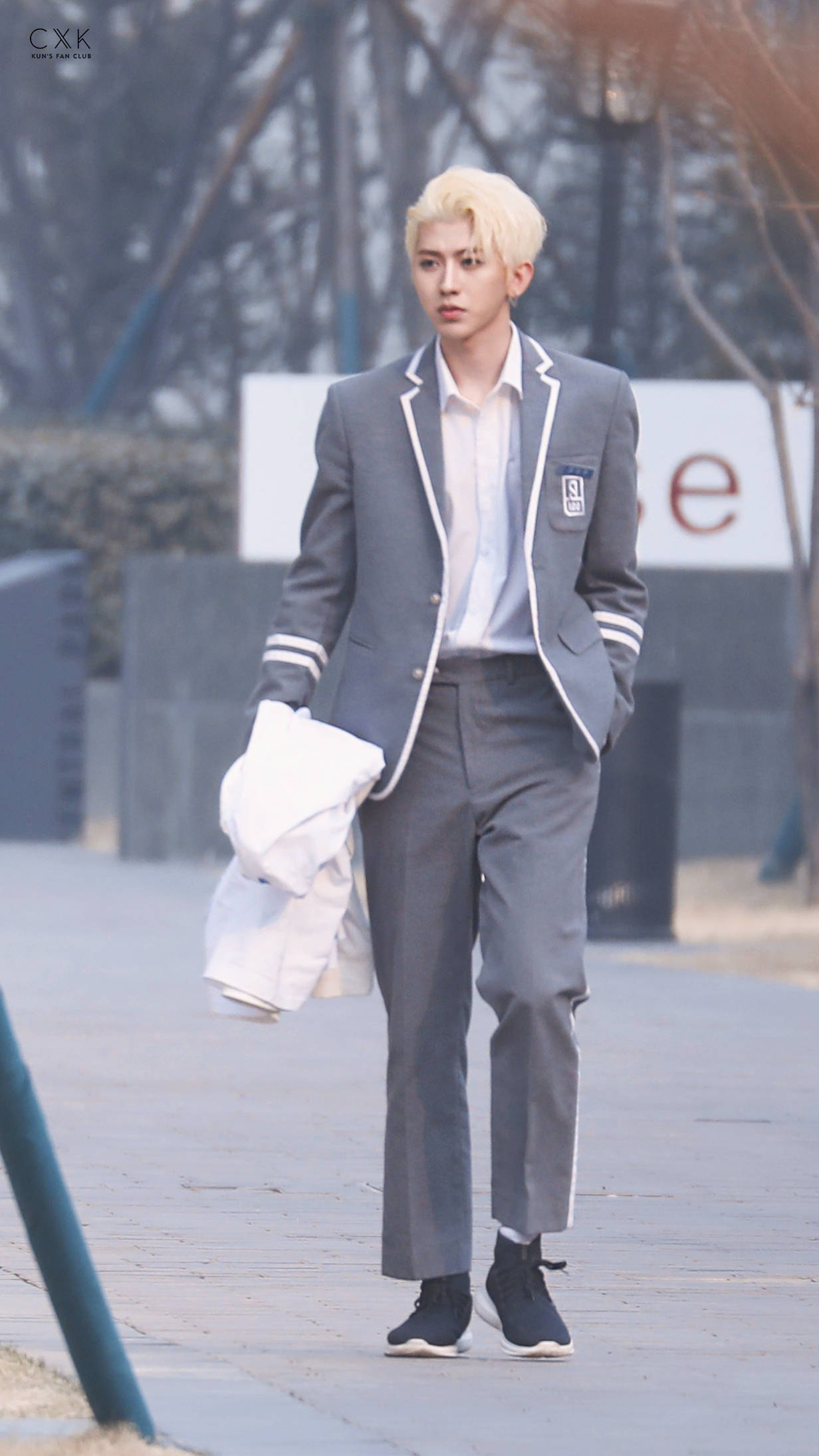 蔡徐坤新发型想与漫画中的少年来场爱的追逐cr:粉丝团官微