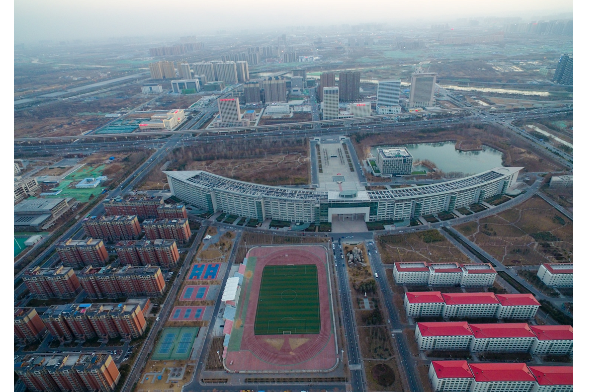 金水东路与博学路附近时,必然会被一栋建筑所吸引,这所建筑从空中俯瞰