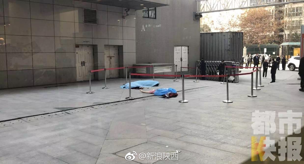 西安保安伸手接跳楼女子被砸身亡[伤心]