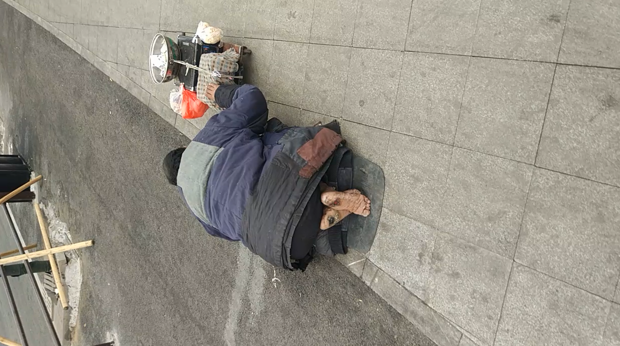 满脚血疮的跪地乞讨者,要不要慷慨解囊?