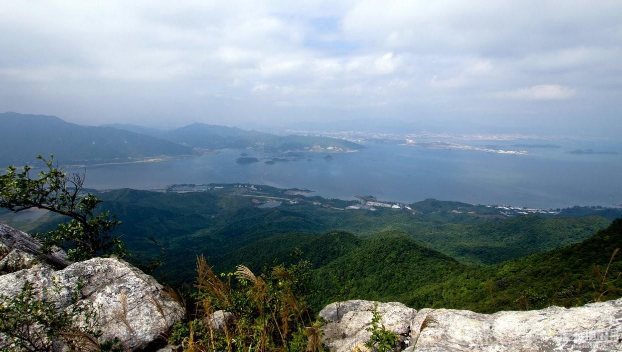 可與名山大川相比美;穿越排牙山一般約六個小時走完全程,屬於登山愛好