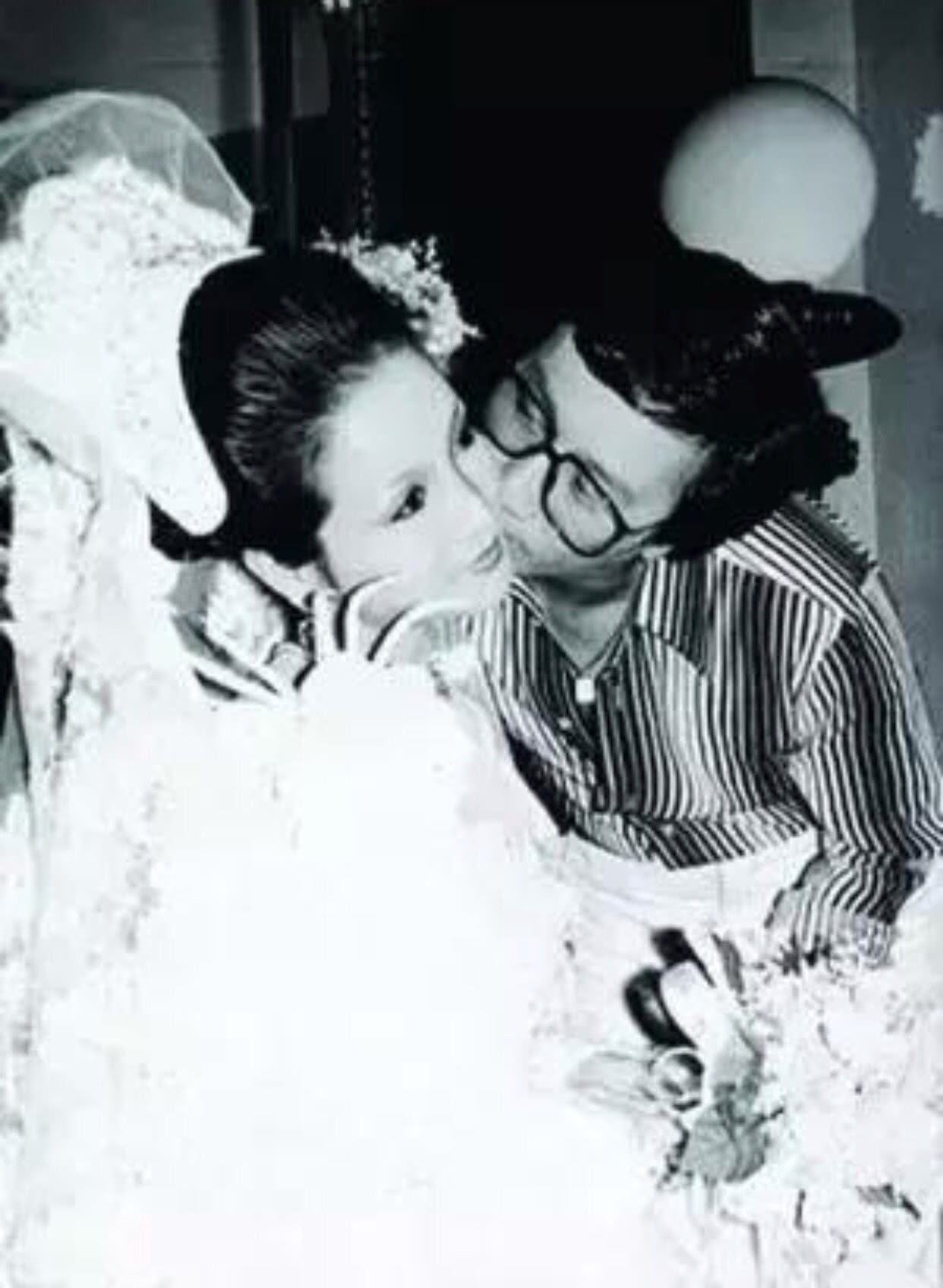 第一届港姐冠军生下天王儿子,再婚后和前夫成为好朋友!