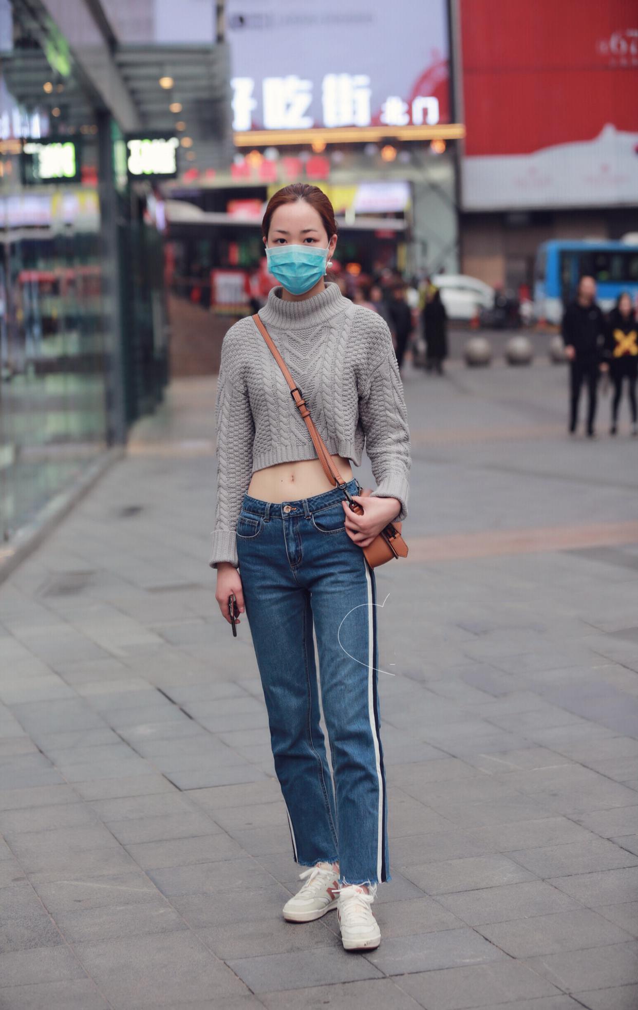 看到她不得不佩服武汉街头的美女真多,这一位美女身材凹凸有致,长相也