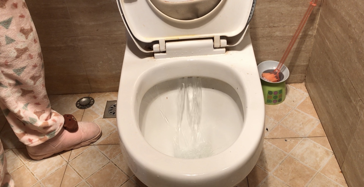 只需把随手丢掉的它,放进厕所里,便池一个月都不用洗,太实用了|马桶