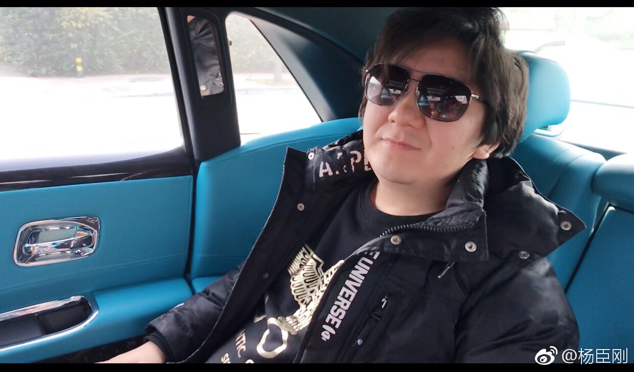 杨臣刚又晒千万劳斯莱斯自嘲娱乐圈不好混买辆出租车拉活