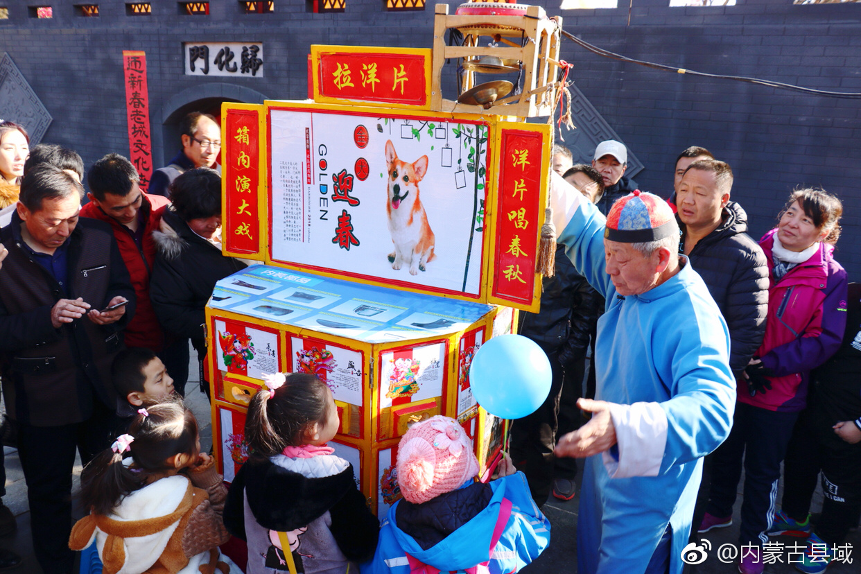 古稀老人拉洋片传递快乐