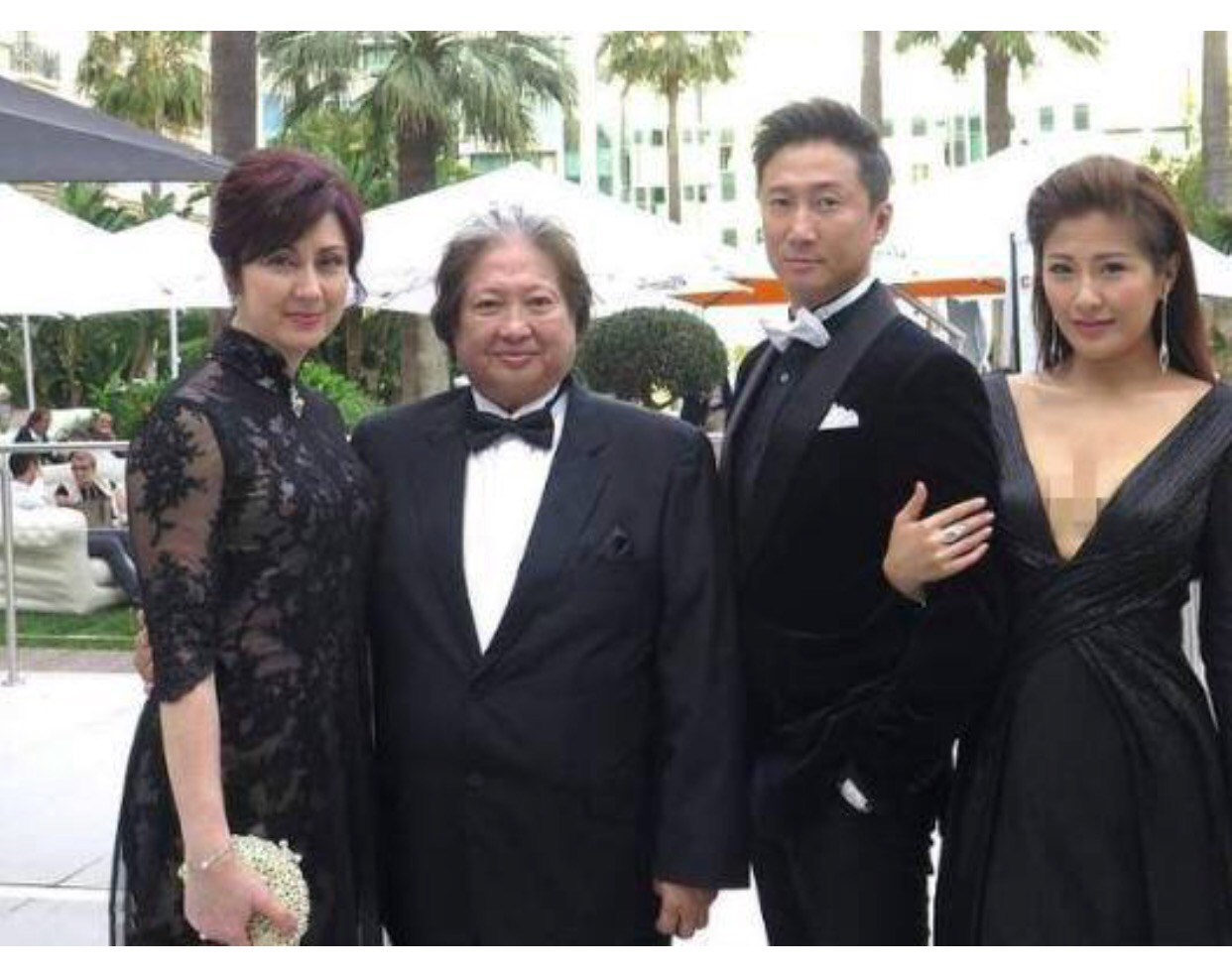 洪金宝全家走红毯,儿媳妇居然在公公面前深v开到肚脐!上围傲人