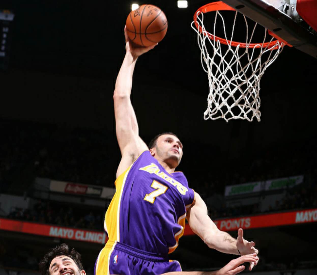 小南斯招牌式的举火烧天式扣篮为他赢得了不少粉丝.