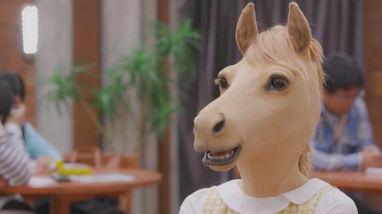 一部新奇的电影,人身马头的女孩坎坷爱.