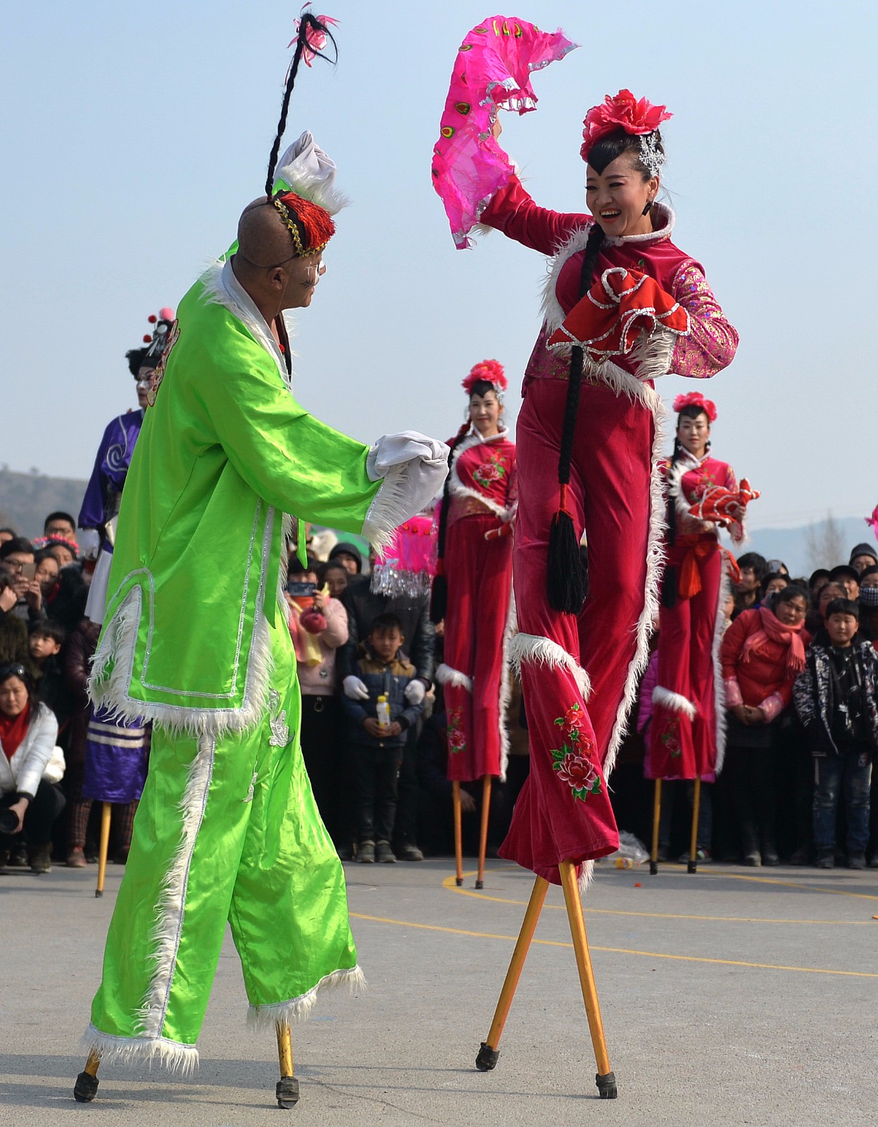 高跷上跳"芭蕾"空中5米飞人:2万人看秧歌爆了棚