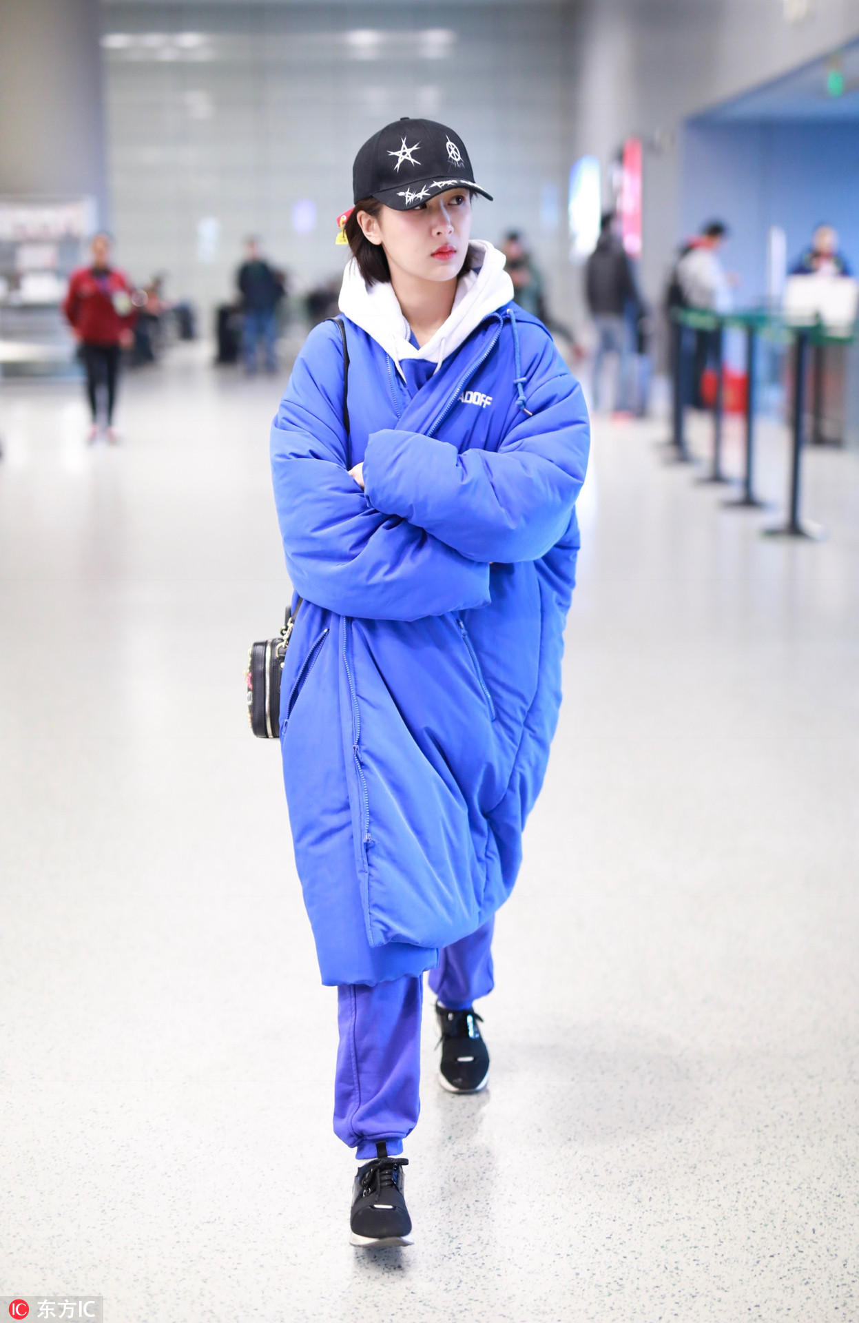 杨紫穿这一身宝蓝色棉服出门 真不怎么好看