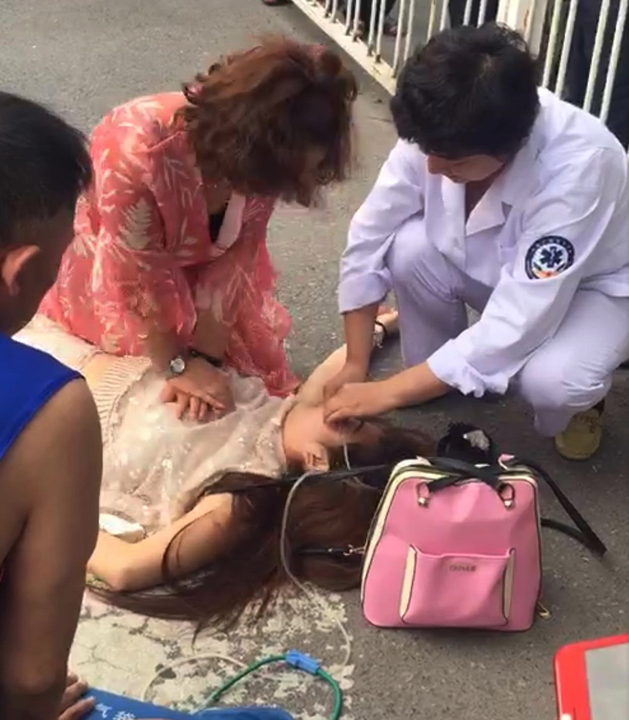 女孩街头晕倒无呼吸护士跪地生死营救