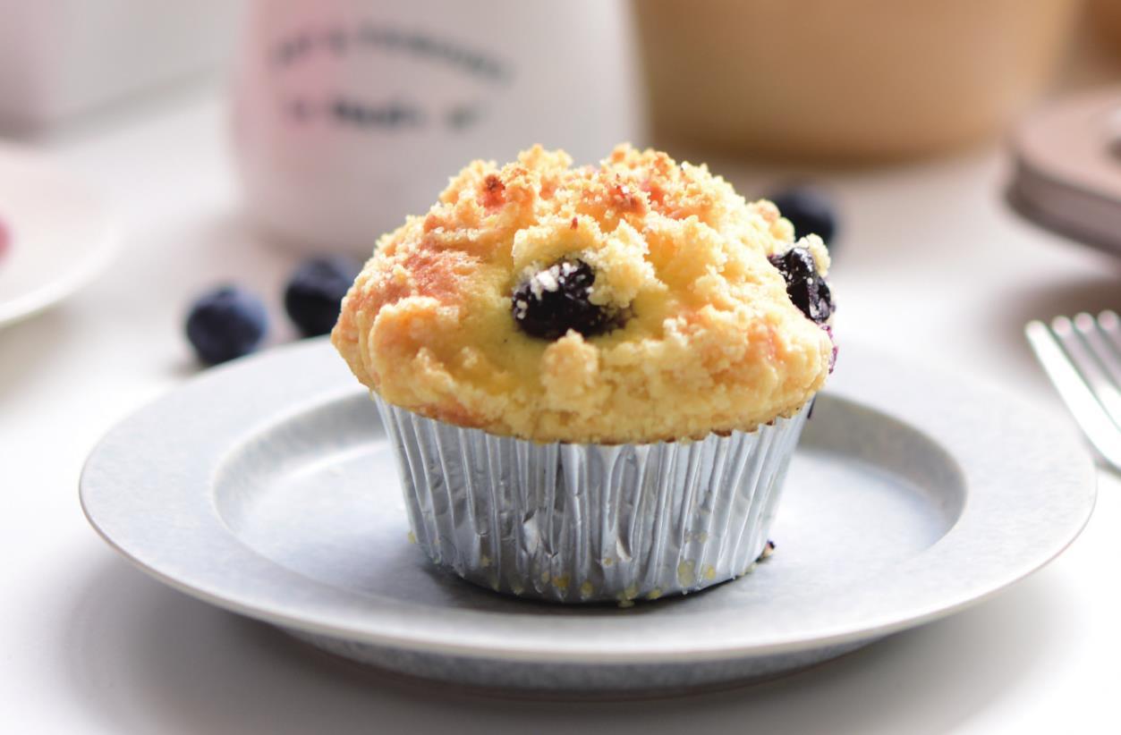 蓝莓麦芬一口咬下,浓郁的奶香,酥酥的外壳一切都那么美好