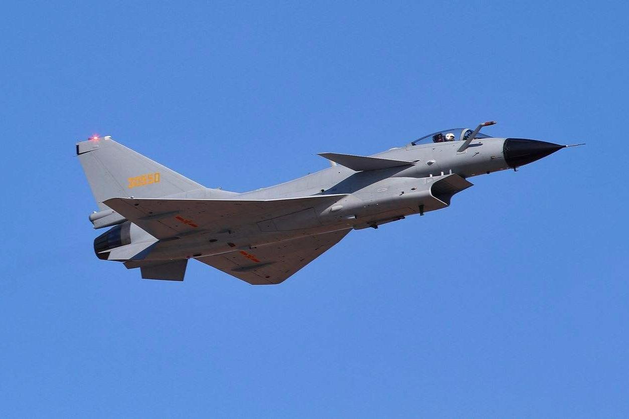 中国歼10装矢量发动机,完成翻滚和眼镜蛇动作,四代战机无法抗衡