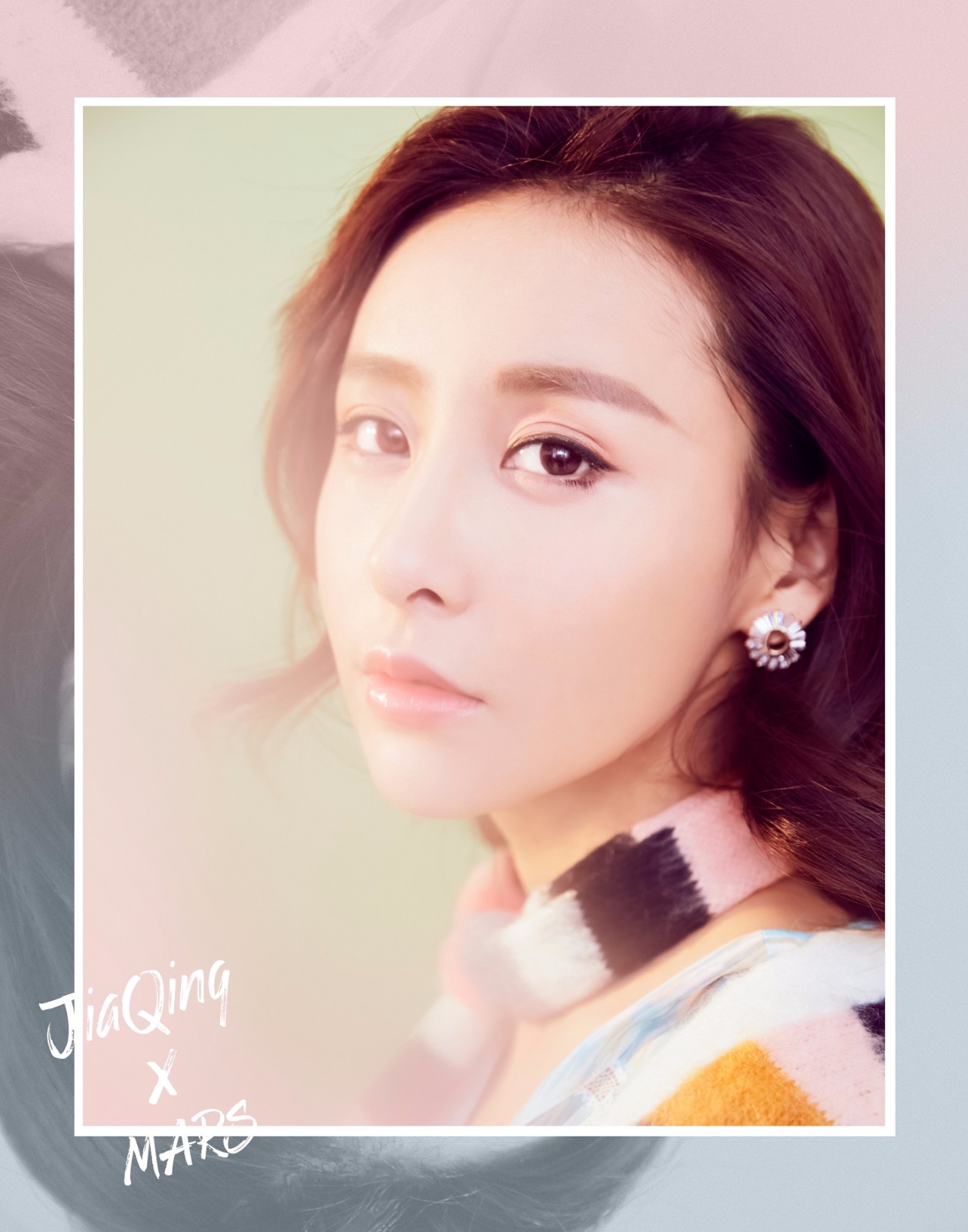 贾青最新杂志大片 色彩与光影中演绎冬日浪漫