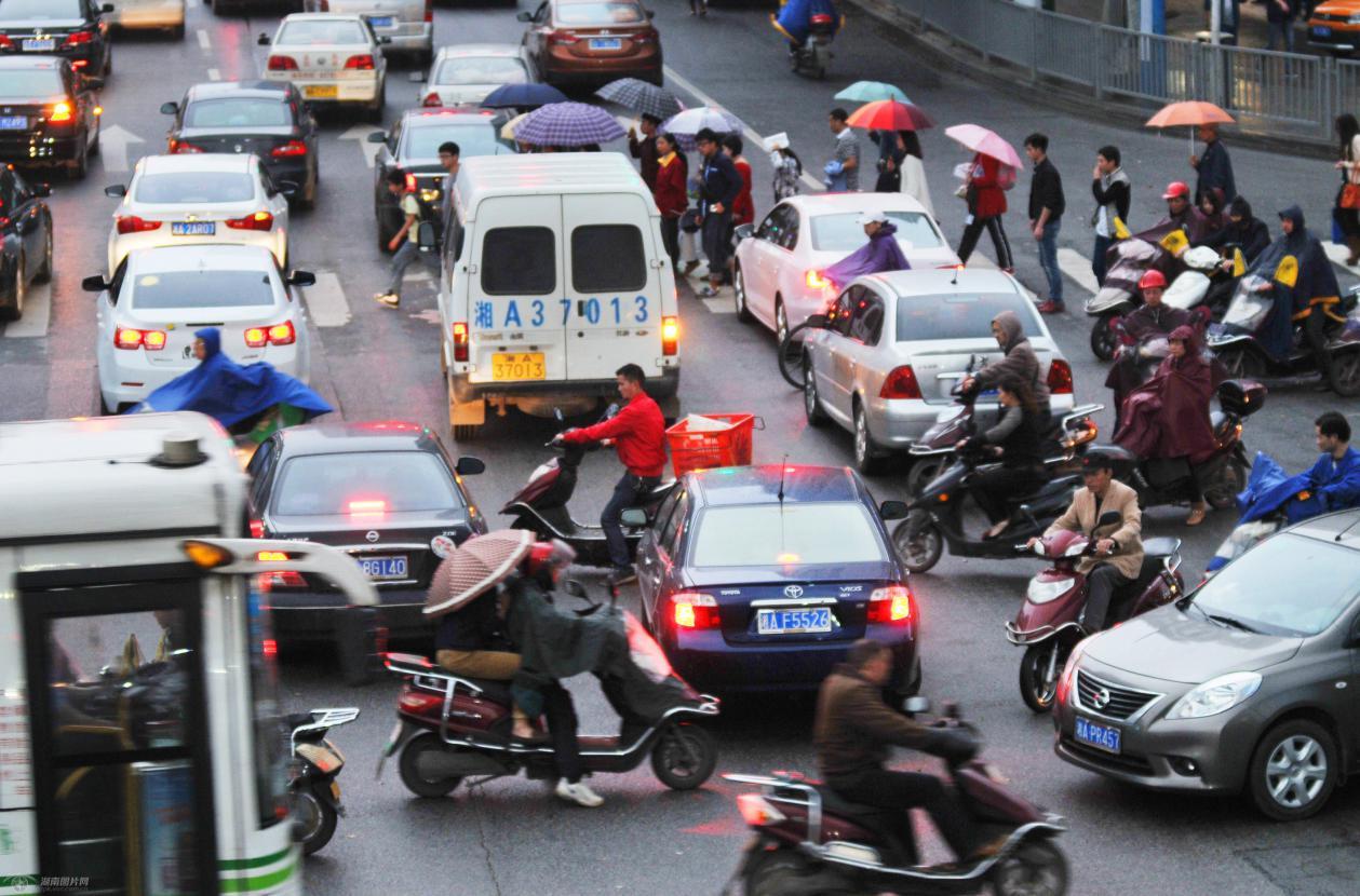 行业 正文 与闯红灯一样,绿灯亮起不走,也属于不按交通信号灯指示行驶