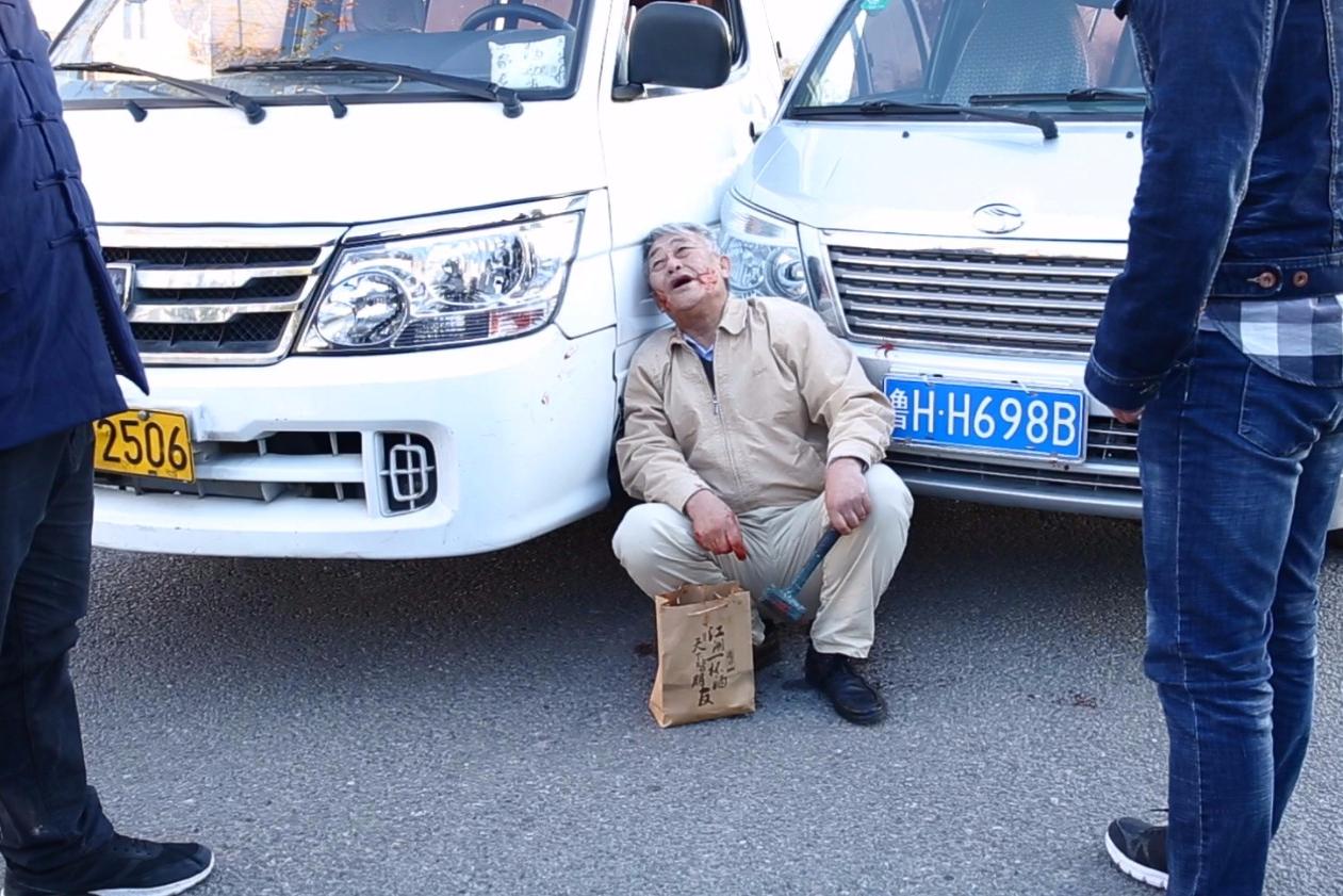 碰瓷大爷,这回值得称赞!