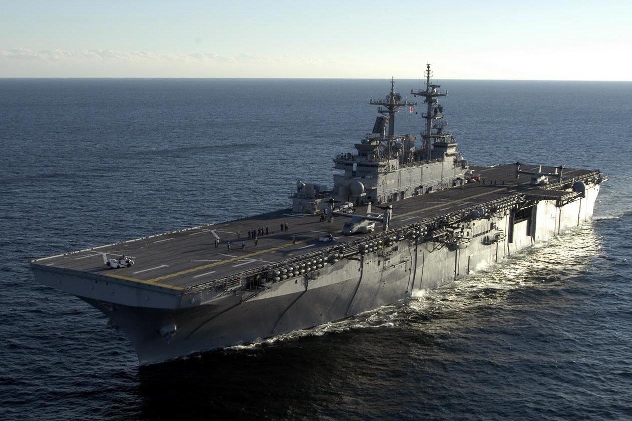 部署在日本佐世保基地的美军黄蜂号两栖攻击舰已靠岸