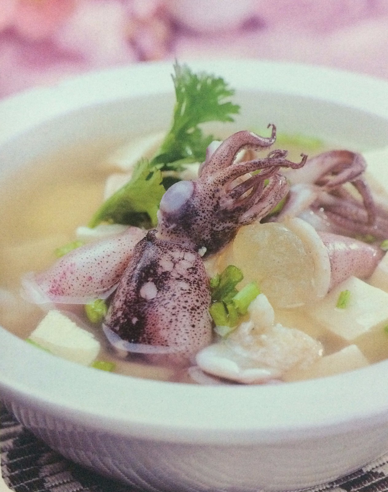 一,笔管鱼处理干净,用刀从中间切开,洗净.