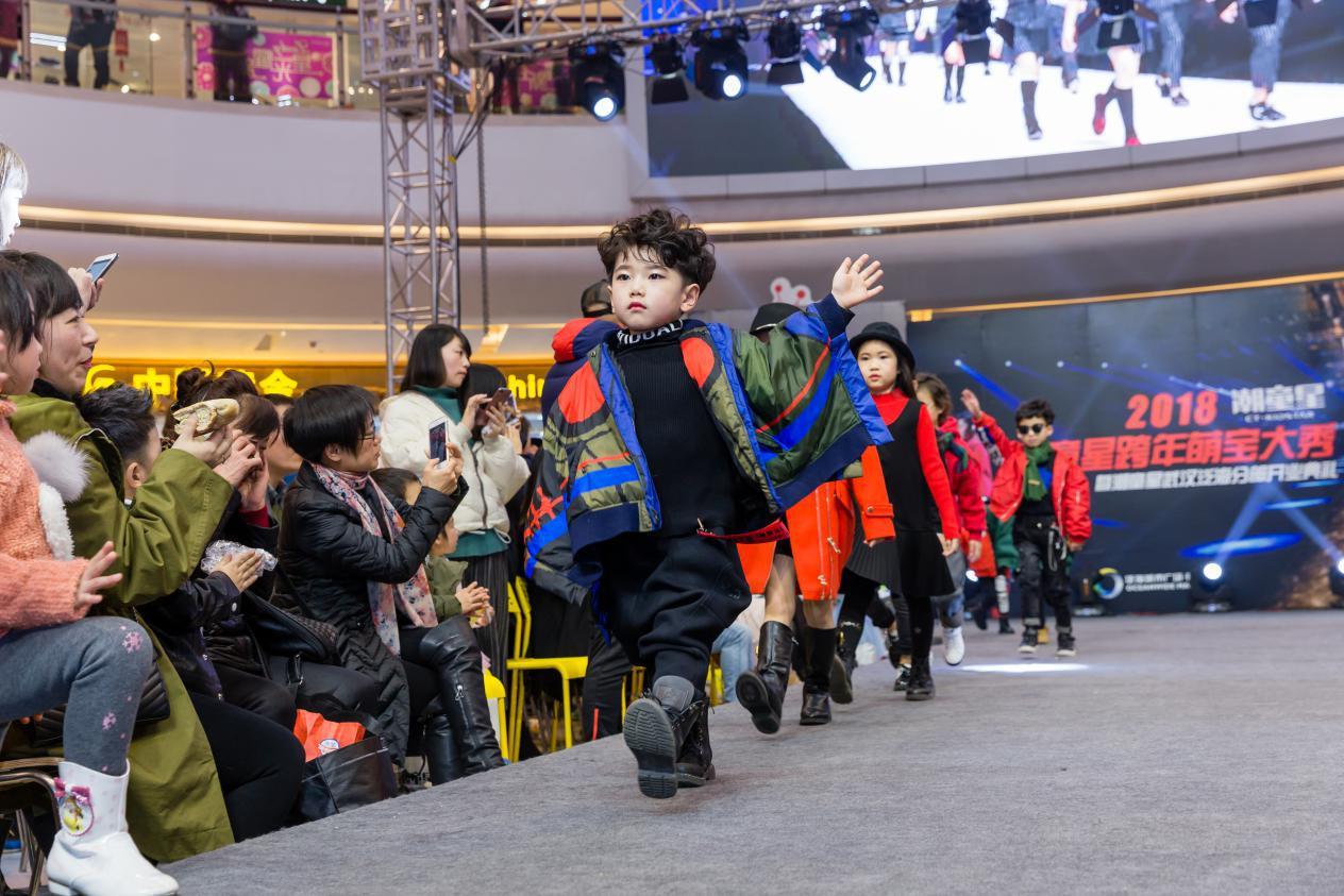 近几年,潮童星凭借着自身不断的努力,迅速跻身于国