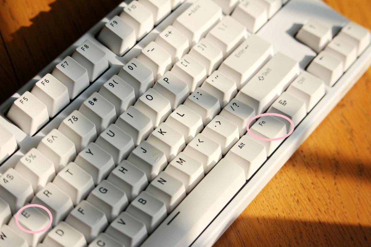 fn键是笔记本键盘上独有的辅助按键,fn英文全称为function,中文含义为