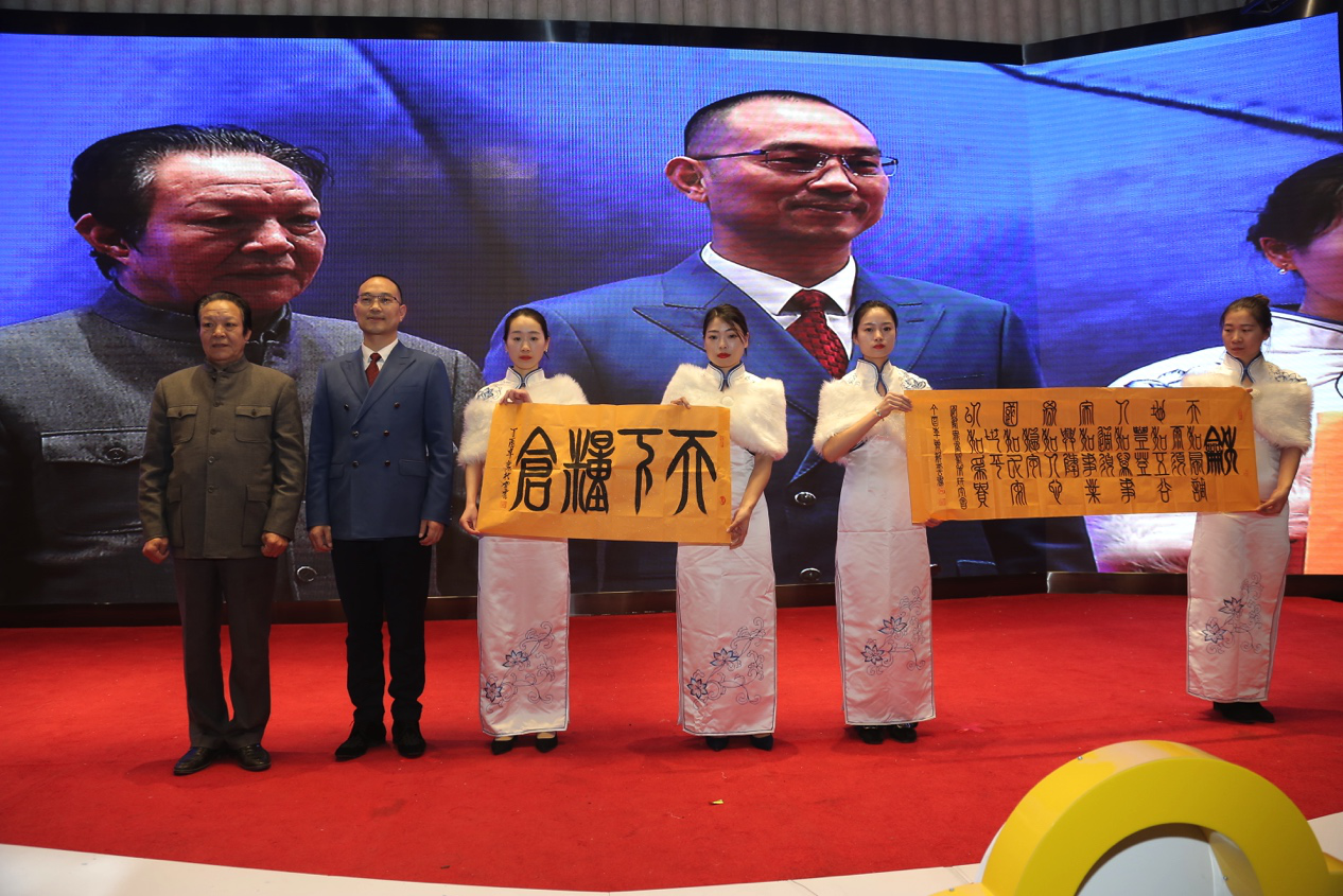 中国国际书画艺术研究会理事长康新云赠送书法作品表示祝贺