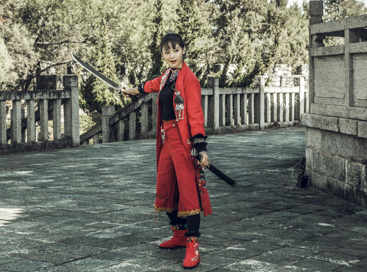 许言《女儿寨》系列电影杀青 别样演绎"邻家小妹"