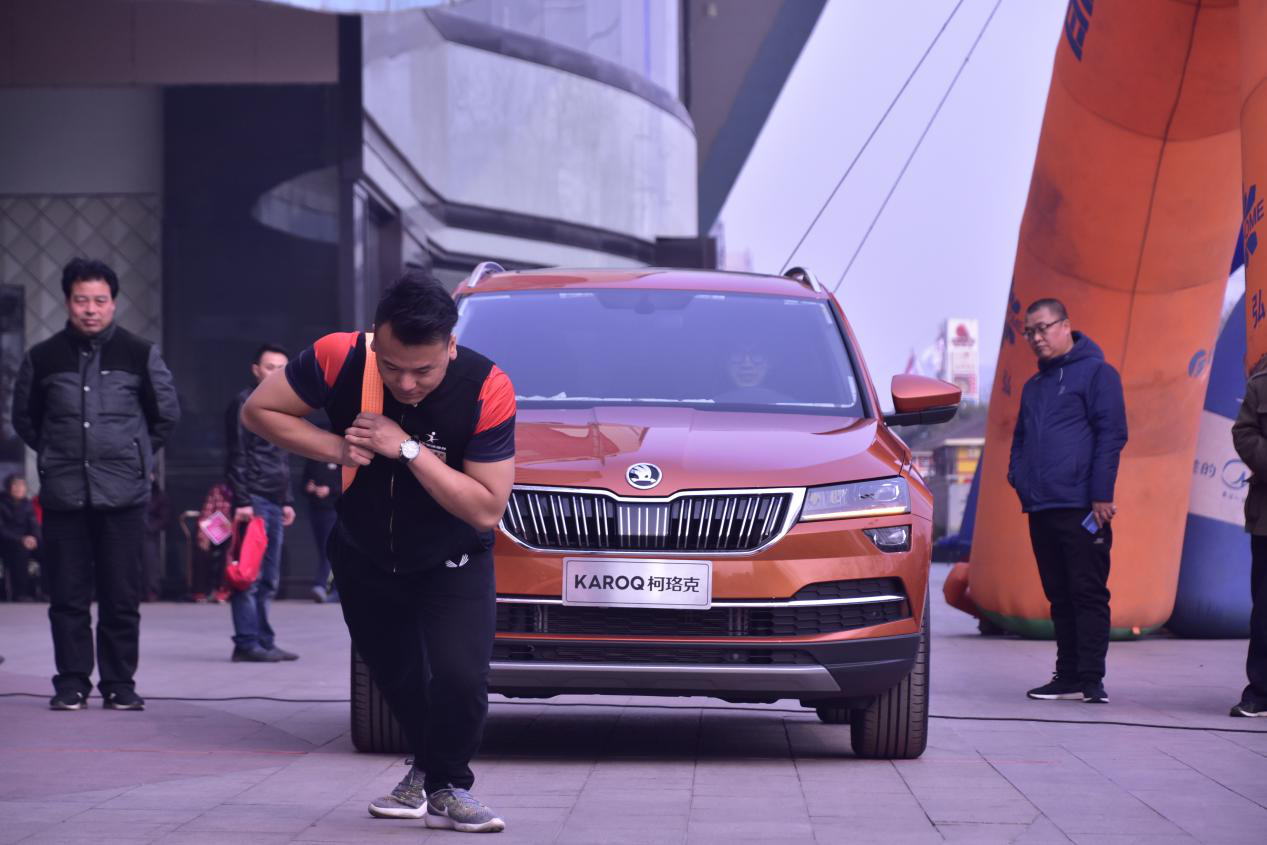 大力士拉着1吨半重的斯柯达柯珞克,前进30米仅用时18秒!