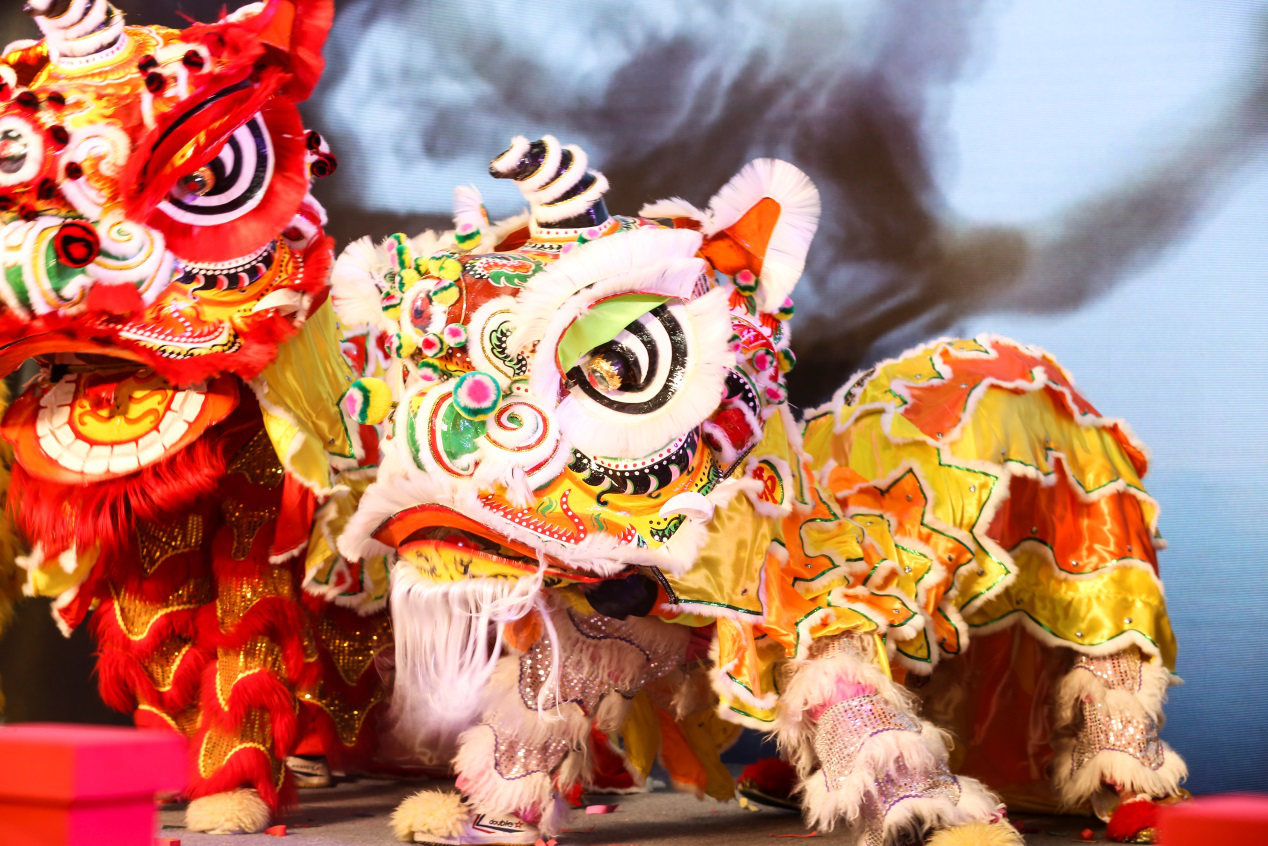 国家级非遗项目彩扎传承人黎婉珍为苏宁定制的六头南派"醒狮"隆重登场