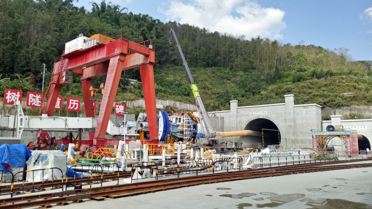 大国重器彩云号挑战史上最难铁路隧道