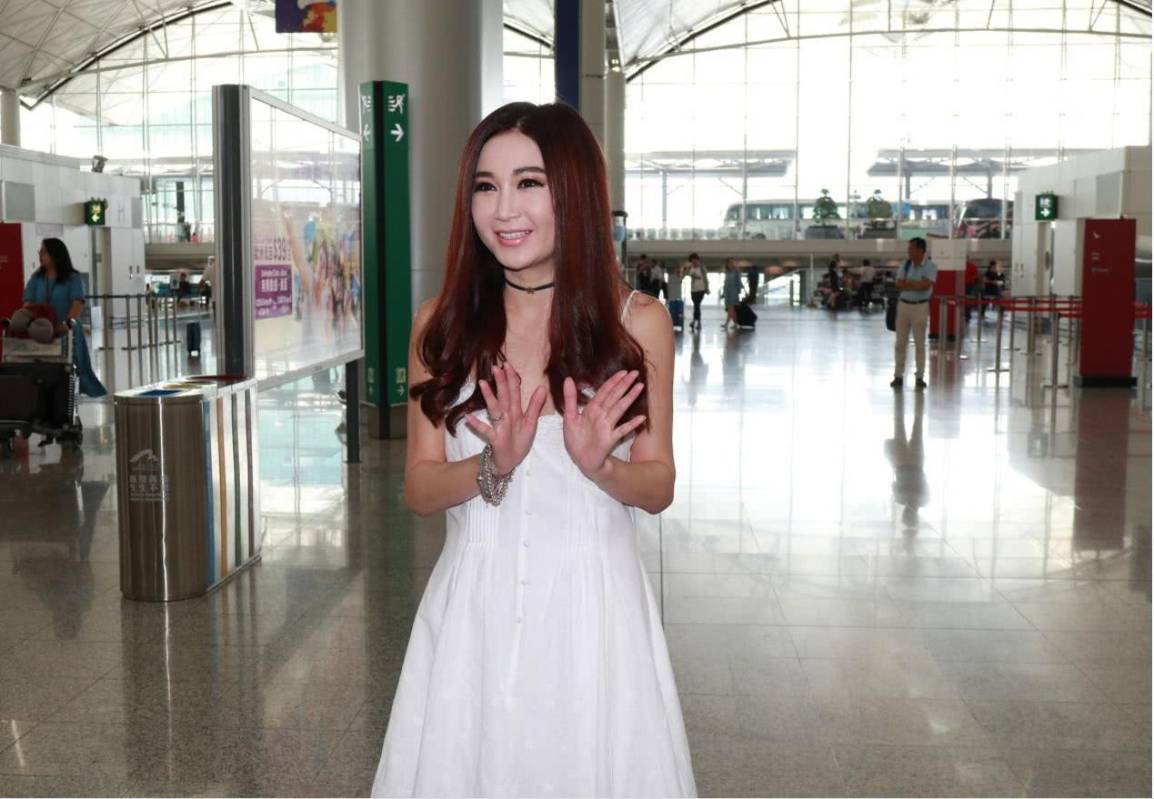温碧霞现身三亚机场快60挑战白裙比少女都水灵不是装嫩是真的嫩!