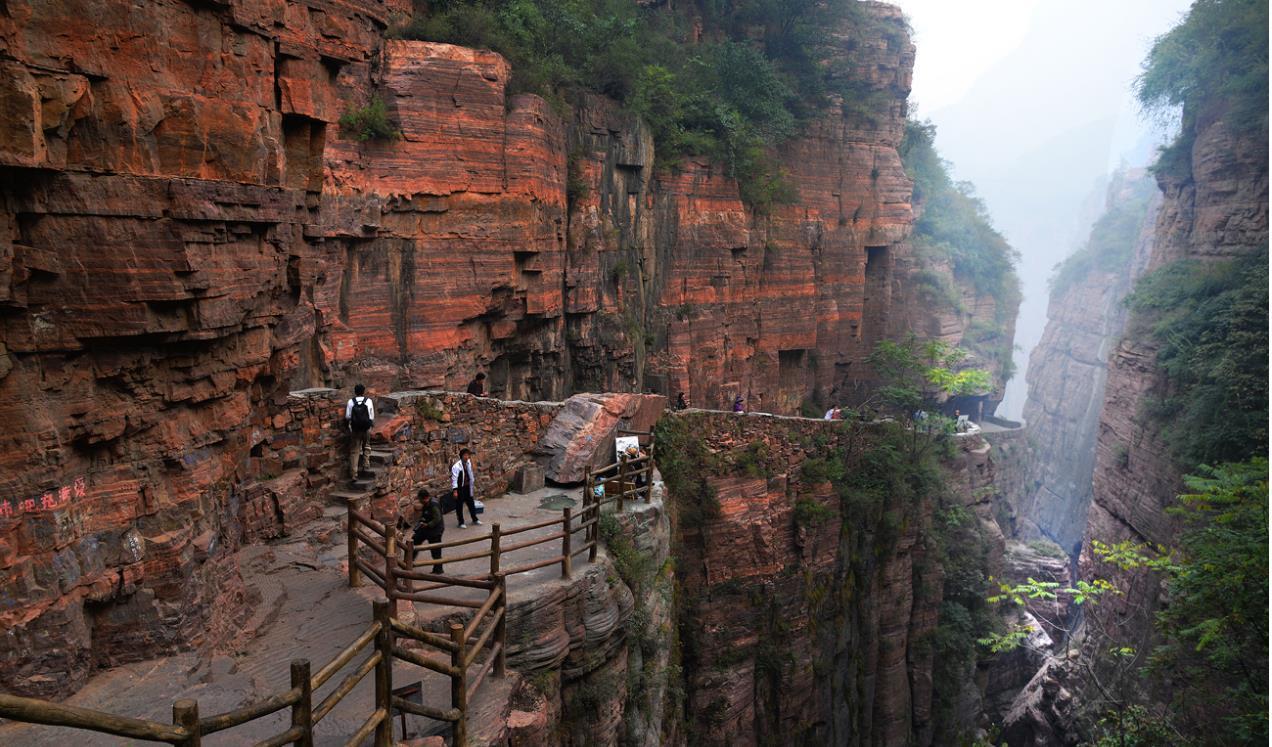 红崖峡谷景区位于山西省灵石县,是太岳山国家森林公园十大景区之一.