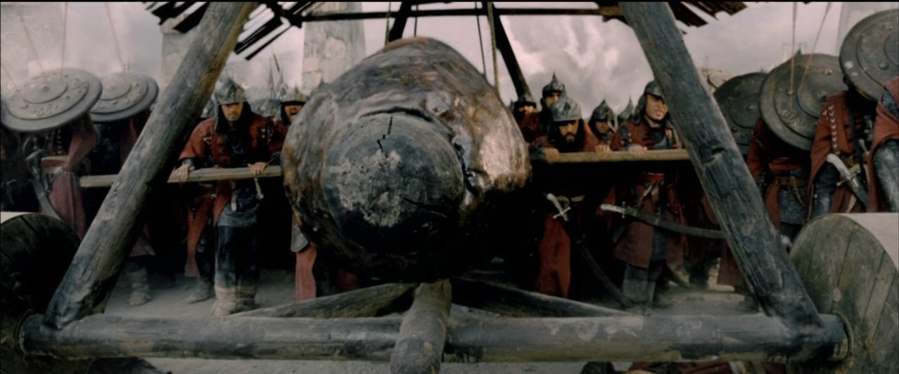 木牛车躲人冲击城门,还应该有破门的撞锤,泼油燃烧的皮囊车,防护遮蔽