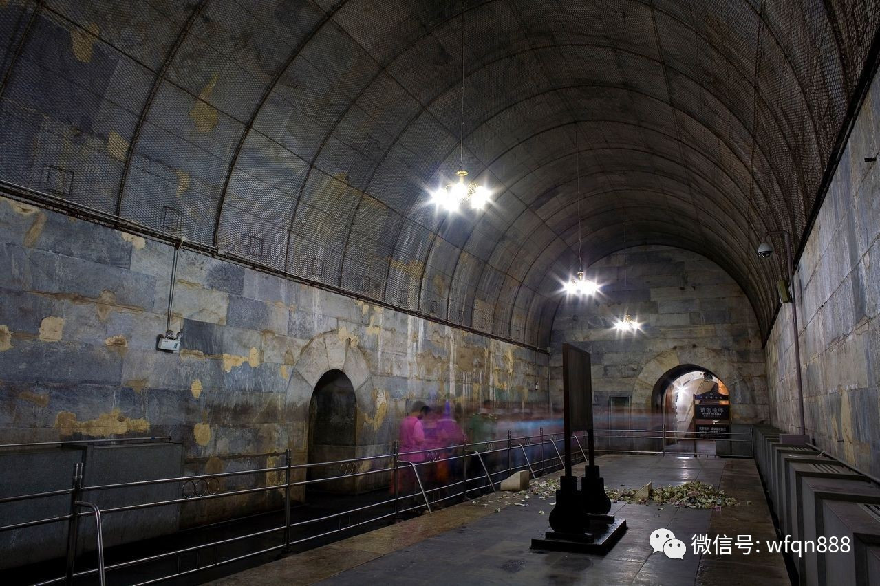 定陵发掘时这位老人第一个进入地宫为防暗器他先用公鸡探路