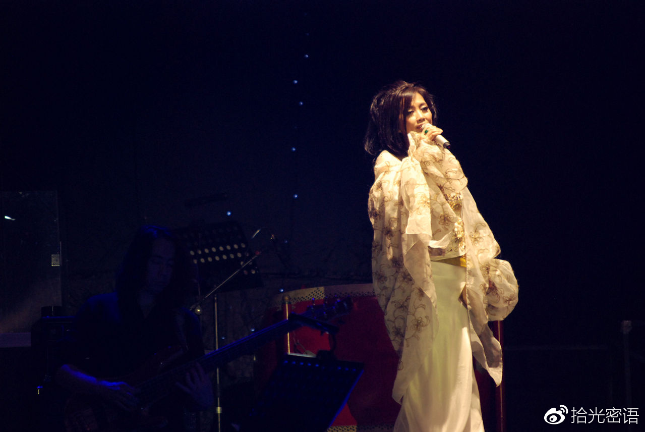 齐豫演唱《走在雨中》