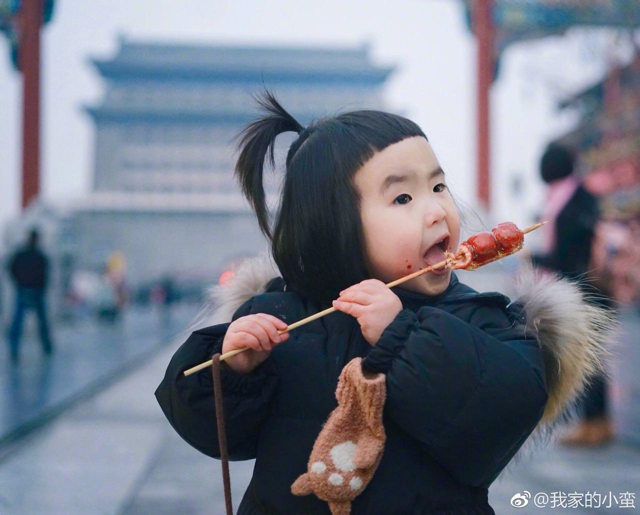 又降温了,小蛮裹成个小肉球,大口吃糖葫芦的样子好陶醉!